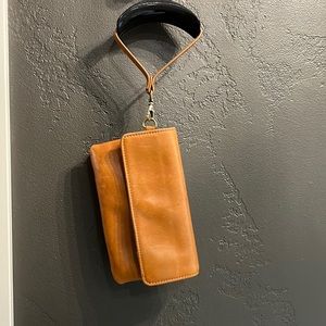 Andar Stevie wristlet. Leather